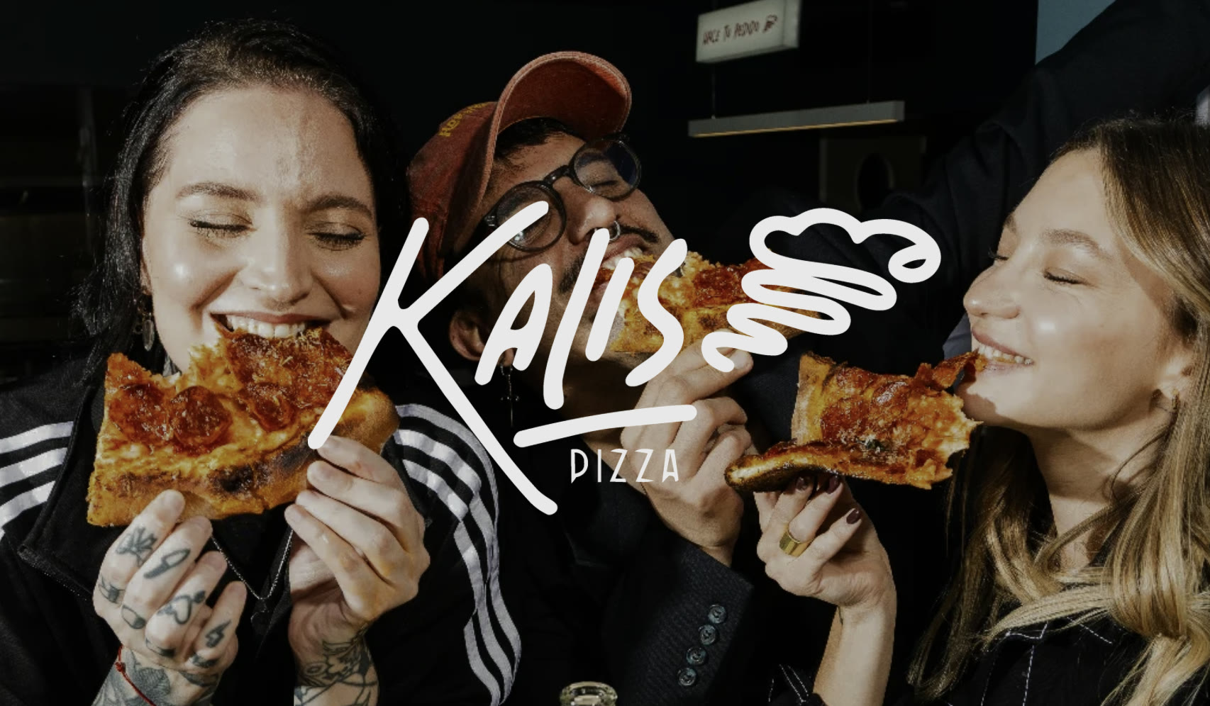 Tres personas comiendo porciones de Kalis Pizza, con el logo de la marca