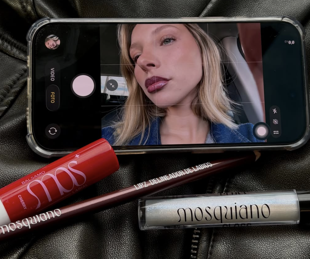 Productos de Mosquiano junto a un celular con una selfie de Sele Mosca